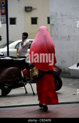 Frau im roten Sari entlang Buffalo Road, Little India, Singapur Stockfoto
