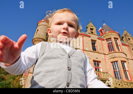 ein junges Kind posiert für Porträt um Nordirland Belfast castle Stockfoto