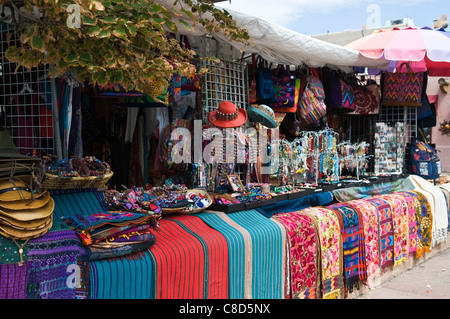 Outdoor-Markt in Santa Fe New Mexico verkaufen bunte decken und andere Gegenstände Stockfoto