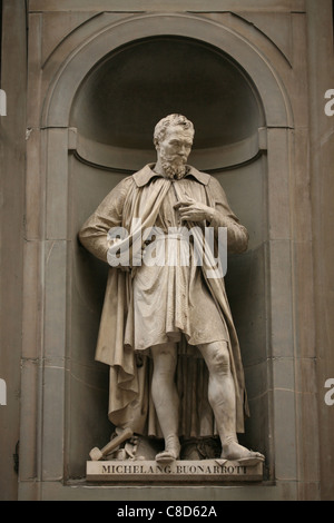 Statue von Michelangelo Buonarroti an der Hauptfassade der Uffizien in Florenz, Italien. Stockfoto