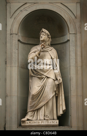 Statue des Renaissance-Dichter Francesco Petrarca an der Hauptfassade der Uffizien in Florenz, Italien. Stockfoto