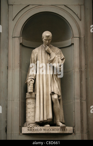 Statue des Renaissance-Schriftsteller Niccolo Machiavelli an der Hauptfassade der Uffizien in Florenz, Italien. Stockfoto