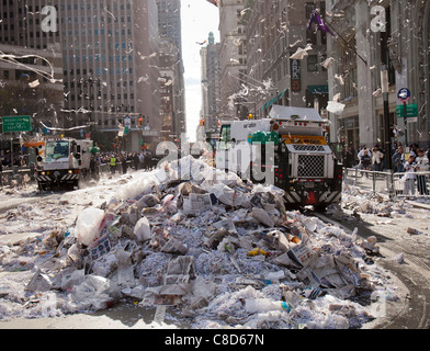 Einem Stapel Papier nach einer Ticker Tape parade Stockfoto