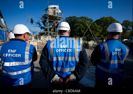 Gerichtsvollzieher warten am Dale Farm Reisende Standort am ersten Tag der Räumung als Polizei wegzuräumen Demonstranten vom Turm. Stockfoto