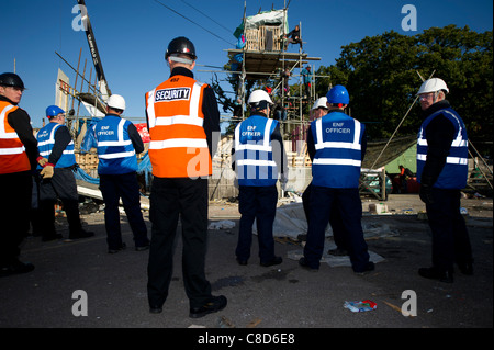 Gerichtsvollzieher warten am Dale Farm Reisende Standort am ersten Tag der Räumung als Polizei wegzuräumen Demonstranten vom Turm. Stockfoto