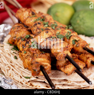 Tandoori Huhn am Spieß auf chapattis Stockfoto