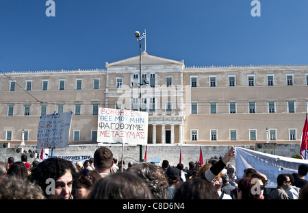 Griechische Parlament im Zentrum von Athen. Massenproteste-gegen die Sparmaßnahmen und das politische System Stockfoto