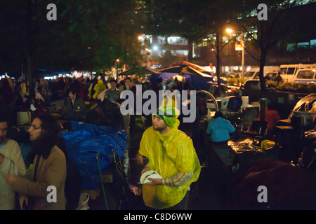 Wall Street Demonstranten im Zuccotti Park in Lower Manhattan in New York an einem regnerischen Mittwoch, 19. Oktober 2011 zu besetzen. Die Demonstranten haben in Zuccotti Park im Financial District in der Nähe von Wall Street protestieren gegen den Einfluss des Unternehmens Geldes in der Politik sowie ein Potpourri an gelebt Stockfoto