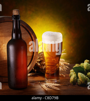 Stillleben mit Bier, Weizen und Hopfen. Stockfoto