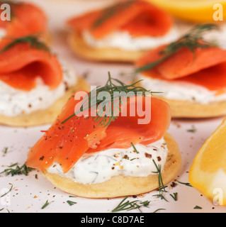 Geräucherter Lachs & saure Sahne blinis Stockfoto