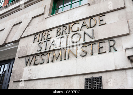 Messing Buchstaben Zeichen außerhalb der London Fire Brigade Station Westminster. Stockfoto