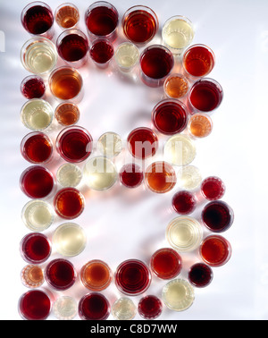 Brille von rot- und Weißwein in Buchstabe B-Form angeordnet Stockfoto