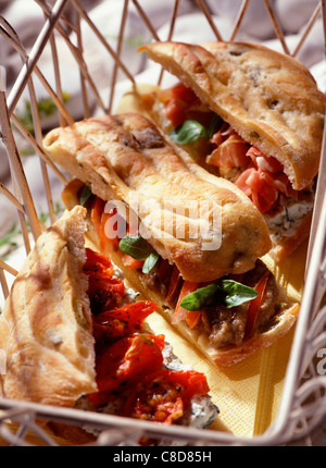 Fougasse Brot gefüllt mit Auberginen-Kaviar, Ricotta und Schinken Stockfoto