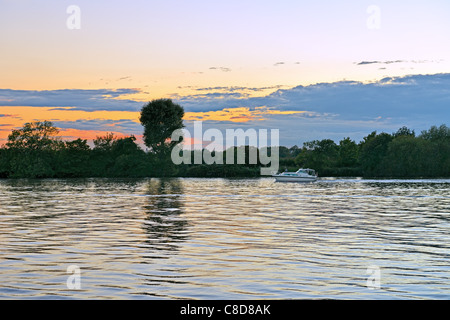 Boot, Schifffahrt auf der Themse, Hammersmith, London, bei Sonnenuntergang Stockfoto