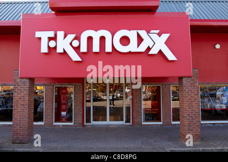 Gesamtansicht von der Außenseite ein TK Maxx Discounter in Aylesbury Stockfoto