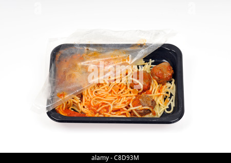 Fach für die Mikrowelle Spaghetti und Frikadellen mit Kunststoffabdeckung noch auf und zog Öffnen frisch kochen in der Mikrowelle. Stockfoto