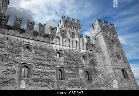 Die Burg Scaligero in Sirmione am Gardasee, Lombardei, Italien. Stockfoto