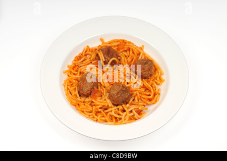 Eine Portion Spaghetti und Fleischbällchen in einer weißen Kugel auf weißem Hintergrund Ausschnitt. USA. Stockfoto