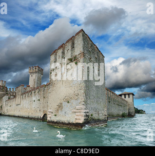 Die Burg Scaligero in Sirmione am Gardasee, Lombardei, Italien. Stockfoto