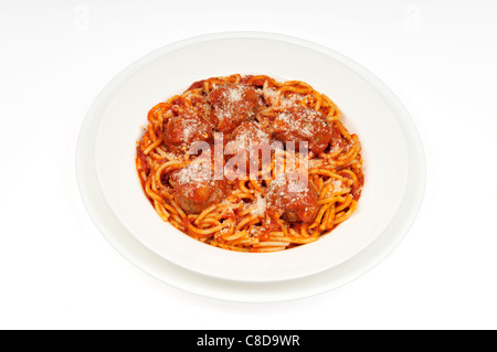 Eine Portion Spaghetti und Fleischbällchen garniert mit Käse in einer Schüssel weiß auf weißem Hintergrund Ausschnitt. Stockfoto
