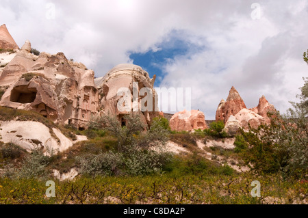 Feenkamine und Felsformationen in der Nähe von Göreme, Kappadokien, Türkei Stockfoto