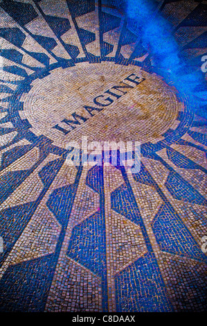 Erdbeere Felder vorstellen Denkmal für Beatle John Lennon, surrealistische, Wirbel, wirbelnden, symbolische, Textur, Zeit, lebendige, pulsierende Stockfoto