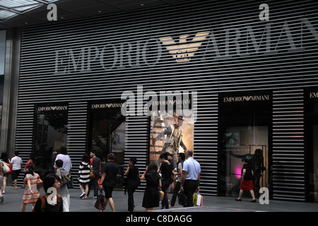 Käufer übergeben vom Emporio Armani Store auf der Orchard Road, Singapur Stockfoto