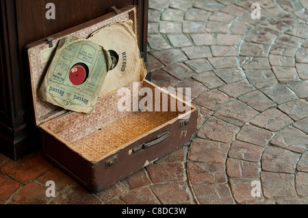 Alte antike Koffer mit zwei Grammophon Platten Stockfoto