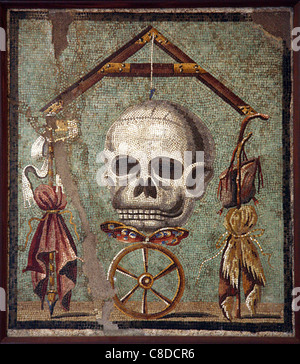 Memento Mori. Mosaik aus Pompeji im Archäologischen Nationalmuseum in Neapel, Italien. Stockfoto
