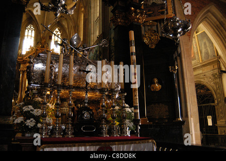 Silbernen Sarkophag des Heiligen Stanislaus der Märtyrer in der Wawel-Kathedrale in Krakau, Polen. Stockfoto