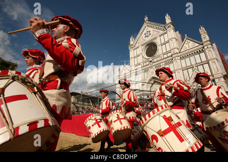 Calcio Storico. Eröffnungsfeier des Endspiels im historischen Fußball an der Piazza di Santa Croce in Florenz, Italien. Stockfoto