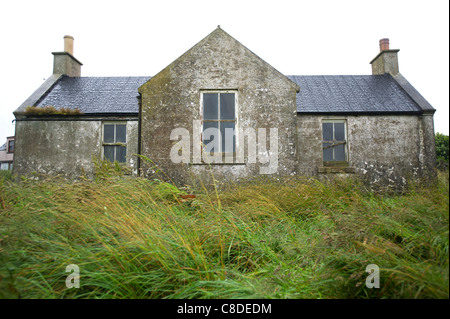 Verfallenes Steinhaus im Dorf Effirth auf den Shetland-Inseln, Schottland. Stockfoto