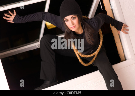 Hübsche Prowler kommt durch das Fenster Stockfoto