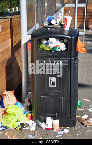 Überquellenden Müllcontainer außerhalb Bahnhof, Barnes, London Borough of Richmond upon Thames, London, England, Vereinigtes Königreich Stockfoto