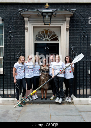 Premierminister David Cameron beherbergt eine Anti-Sklaverei-Rezeption in 10 Downing Street, London. Er trifft die Crew der Zeile für die Freiheit Stockfoto