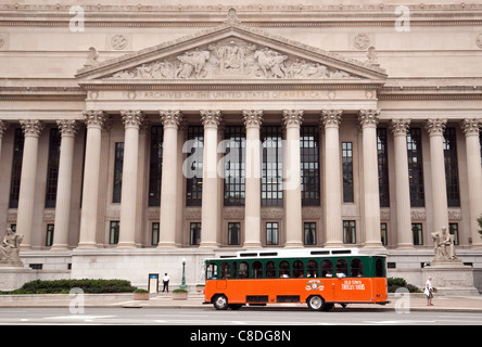 Ein Tour-Bus außerhalb der National Archives in Washington DC USA Stockfoto
