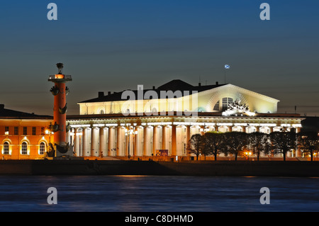 Die alte Sankt Petersburg Börse (auch Bourse) und Rostral Spalte, befindet sich in Sankt Petersburg in der Russischen Föderation Stockfoto