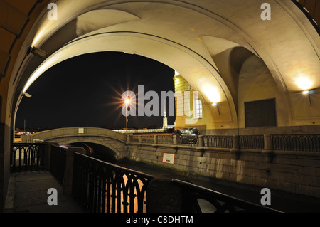 Die Eremitage-Bridge ist eine Straßenbrücke über den Winter-Kanal entlang Palace Embankment in Sankt Petersburg, Russland Stockfoto