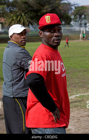 Fußballtrainer, die gerade ein Spiel eine Jugendmannschaft in Cape Town, South Africa Stockfoto