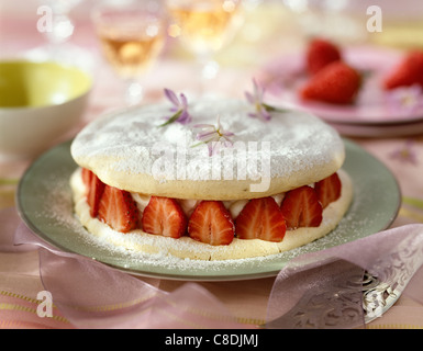 Baiser Kuchen gefüllt mit Mascarpone und Erdbeeren Stockfoto