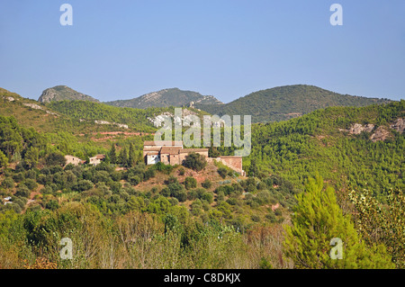 Bauernhaus in den Ausläufern der Berge von Montserrat, Montserrat, Provinz Barcelona, Katalonien, Spanien Stockfoto