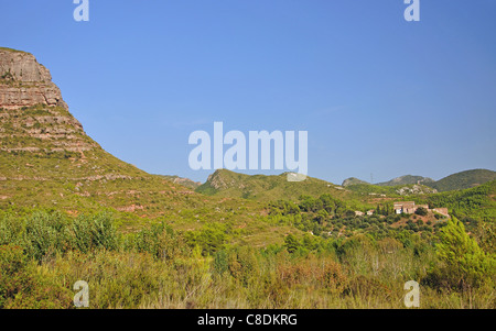 Bauernhaus in den Ausläufern der Berge von Montserrat, Montserrat, Provinz Barcelona, Katalonien, Spanien Stockfoto