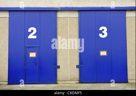 Blau lackiert und nummeriert Lager-Schiebe-Türen in Lerwick, Shetland Islands, Schottland. Stockfoto