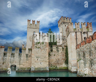 Die Burg Scaligero in Sirmione am Gardasee, Lombardei, Italien. Stockfoto