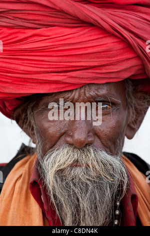 Hindu Mann Pilger mit langen Haaren in Turban am Dashashwamedh Ghat in der Heiligen Stadt Varanasi, Benares, Indien Stockfoto