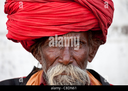 Hindu Mann Pilger mit langen Haaren in Turban am Dashashwamedh Ghat in der Heiligen Stadt Varanasi, Benares, Indien Stockfoto