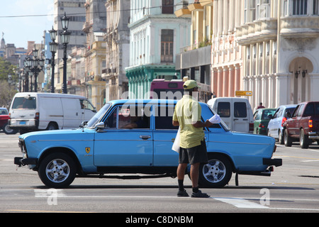 Mann, Verkauf von Zeitungen an einer Kreuzung in Havanna Stockfoto