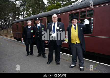 Zugwächter und Eisenbahnpersonal, das für den Zugbetrieb und das Einsteigen von Thomas, dem Tankmotor, verantwortlich ist. Cheltenham England Großbritannien Stockfoto