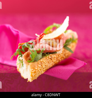 Rakete und Parma Schinken Sesam Samen Baguette Open sandwich Stockfoto