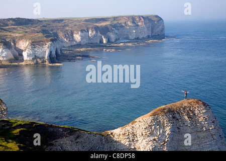 Küstenlandschaft bei Flamborough Head, Yorkshire, England. Mann auf steile Landzunge. Stockfoto